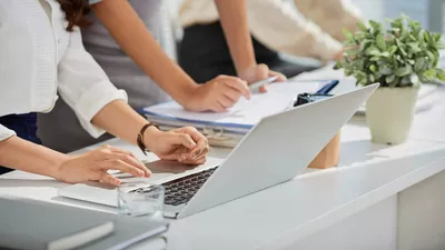 Bani de la stat pentru elevii care-și cumpără computere. Ministerul Educației continuă programul Euro200