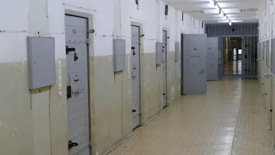 Doi polițiști din București, cercetați pentru luare de mită după ce au permis accesul unei femei în arest. Femeia voia să facă sex cu un deținut