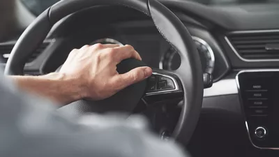 Adolescentă din București, transportată la spital după ce a fost lovită de o mașină. Șoferul, un tânăr de 21 de ani