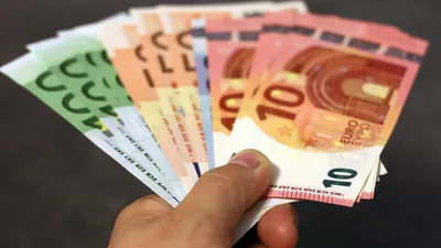 Economist: „Banca îți dă umbrela când este soare afară și ți-o ia când începe să plouă”. Iată care sunt sfaturile acestuia
