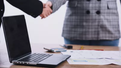România a înregistrat primele prețuri negative la energie din 2025. Ce înseamnă acest fenomen și cum poate afecta consumatorii?
