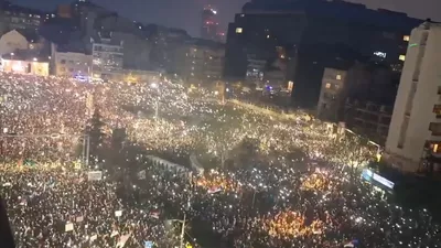 Protestele din Serbia, au fost întrerupte de un incident grav. O mașină a intrat în grupul de manifestanți.