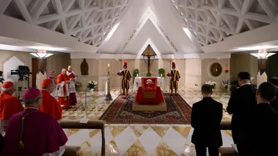 Protocolul Vaticanului încălcat pentru o călugăriță îndoliată. A vrut să își ia rămas bun de la prietenul ei, Papa Francisc (VIDEO)