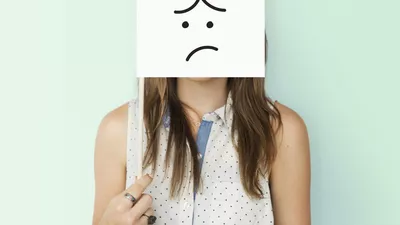 O femeie a rămas fără casă, mașină și bani, după ce a fost păcălită de niște escroci sentimentali: „Aveam atenția cuiva și-mi plăcea atenția asta”