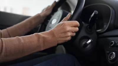 Hoții de mașini în epoca tehnologiei. Accesoriile care îi ajută să pornească un vehicul în două minute