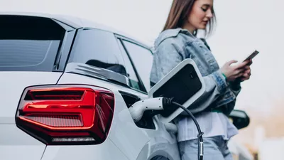Permisele auto categoria B se schimbă în UE. Șoferii vor putea conduce vehicule mai grele. Noua regulă vizează în special mașinile electrice și rulotele