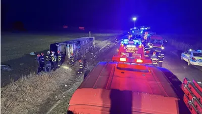 Un autocar cu 44 de persoane a fost implicat într-un accident rutier între Galați și Vaslui. O persoană a decedat și 14 persoane au ajuns la spital