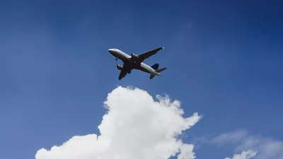 Biletele de avion se scumpesc pe fondul creșterii prețului petrolului. Cât plătesc în plus pasagerii pentru zborurile din Europa