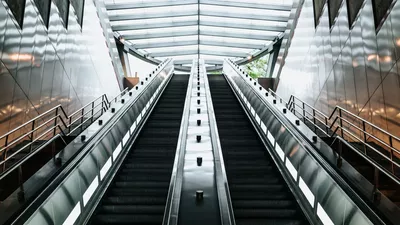 Bistrița: Bărbat în comă și soția grav rănită, după ce au căzut pe scările rulante