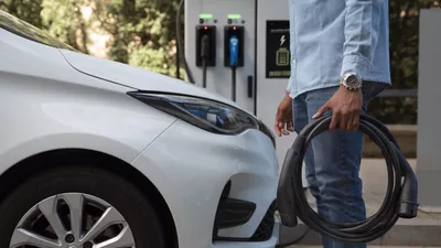 După scumpirea benzinei, șoferii schimbă direcția. Vânzările au explodat la acest tip de mașini