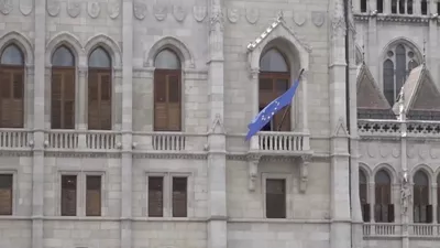Steagul Uniunii Europene revine pe Parlamentul Ungariei după doisprezece ani de absență. Cum explică noua conducere politică această decizie (VIDEO)