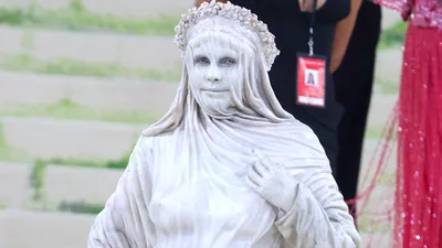 Heidi Klum a uimit la Met Gala 2026. Transformarea incredibilă în „statuie vie” a făcut senzație