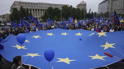 Manifestație de Ziua Europei în Piața Victoriei. Sute de persoane au fluturat steagurile UE