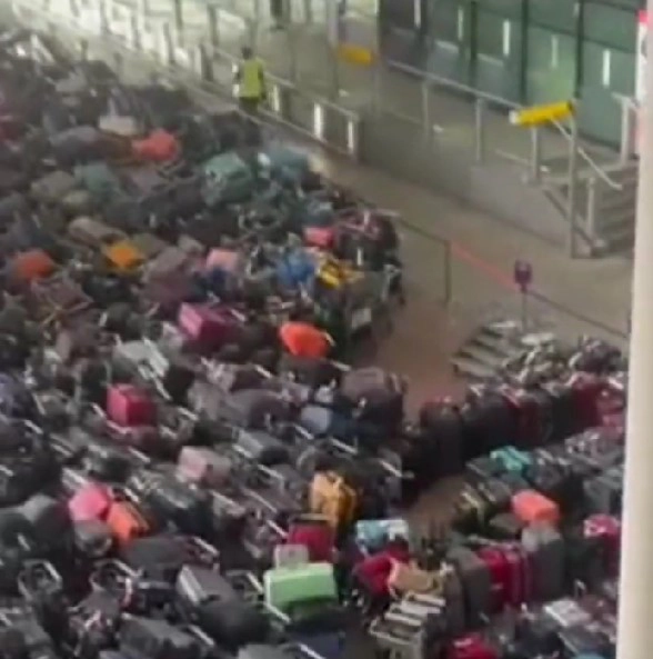 Imaginile haosului de pe aeroportul Heathrow din Marea Britanie. Mii de bagaje au rămas abandonate (VIDEO)