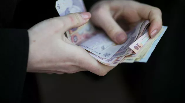 Autoritățile, cu ochii pe banii cash ai românilor. Cum sunt controlați banii ținuți în casă în Spania și Marea Britanie (VIDEO)