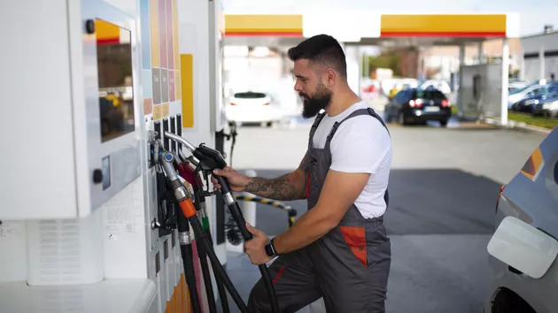 S-a încheiat perioada de acalmie. Prețurile carburanților își reiau creșterea. Unde s-au înregistrat cele mai mari scumpiri