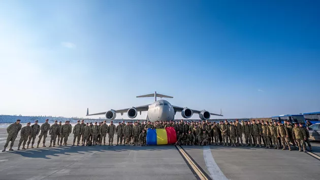 Toți cei 117 militari români retrași din Irak au revenit în țară. MApN: „Repatrierea a fost realizată în condiții de siguranță, cu sprijinul structurilor NATO”