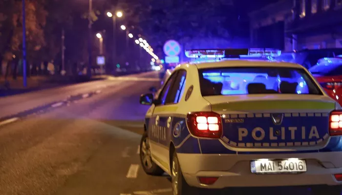 Doi bărbați au fost reținuți de polițiști după ce au sechestrat un tânăr pe care l-au bătut cu picioarele și cu o bâtă 