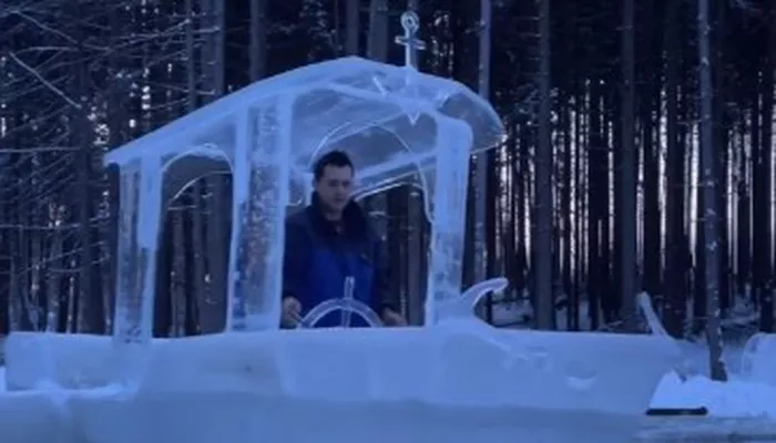 Un bărbat din Belarus a sculptat o barcă de gheață care e și funcțională  (VIDEO) - B1TV.ro
