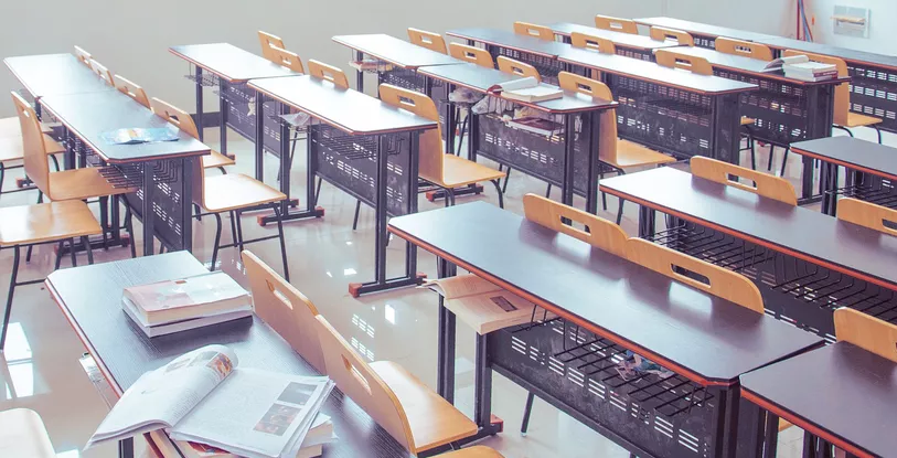 Elev problemă la o școală din Târgu Mureș. Își sugrumă colegii și atacă profesorii
