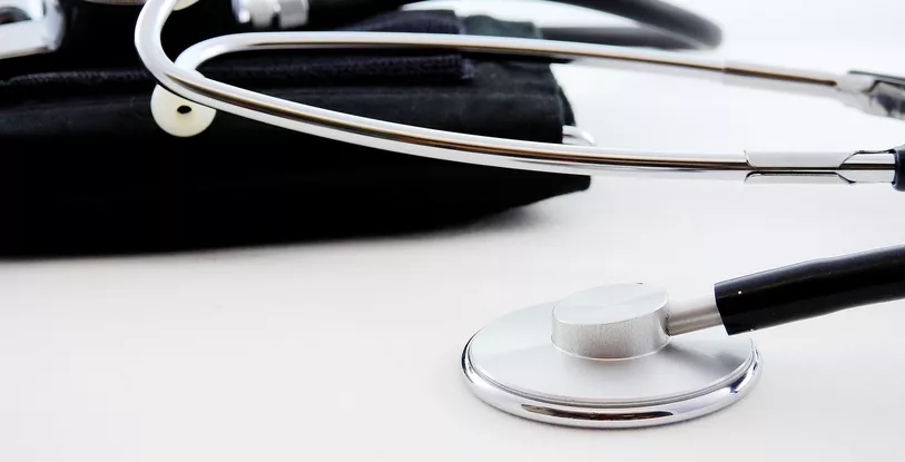 Ministerul Sănătății negociază ca bolnavii cornici să nu plătească CASS pe concedii medicale