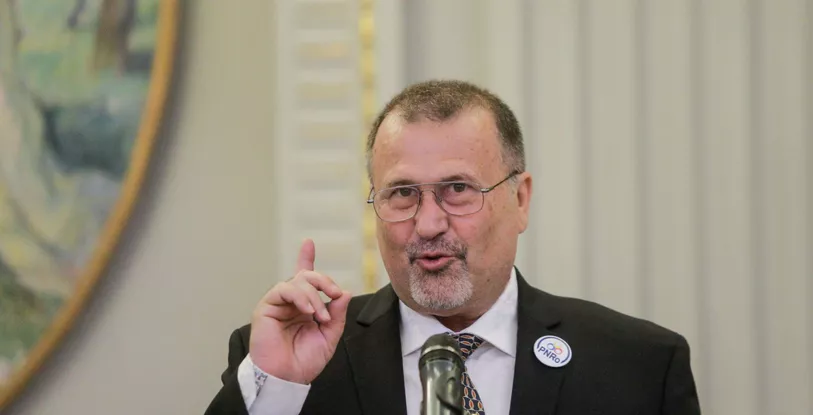 Candidatul John Ion Banu Muscel: Eu sunt pentru dreptul cetăţenilor de a purta arme. Dacă noi toți cetățenii am avea câte o armă, nu cred că ruşii vor îndrăzni să vină