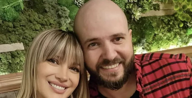 Ce se întâmplă în realitate între Lora și soțul ei după ce s-a zvonit că artista a rămas singură