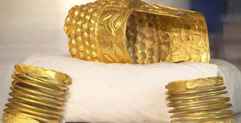 Coiful de la Coțofenești și cele două brățări dacice au revenit în România sub escortă specială. Unde și când pot fi văzute piesele (VIDEO)